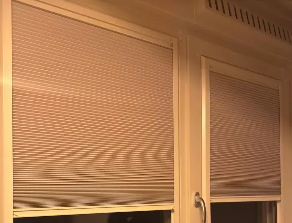 Met maatwerk gordijnen van Kronos Wonen regel je licht, privacy en sfeer precies zoals jij het wilt. Kies uit overgordijnen, inbetweens, vitrages, vouwgordijnen en wave plooi, perfect afgestemd op jouw ramen en interieur.