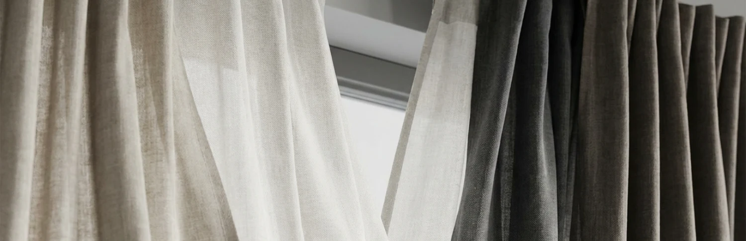 Hoe houd je warmte buiten met gordijnen in een kamer op het westen?