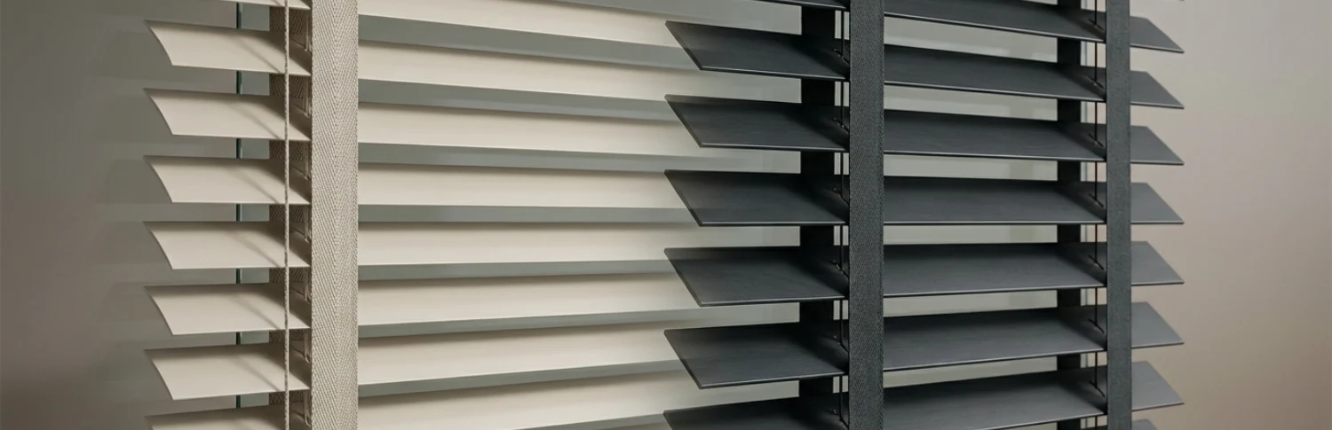 Houten jaloezieen brengen warmte in ruimtes waar sfeer direct zichtbaar is. Houten jaloezieen brengen warmte in ruimtes waar sfeer direct zichtbaar is.