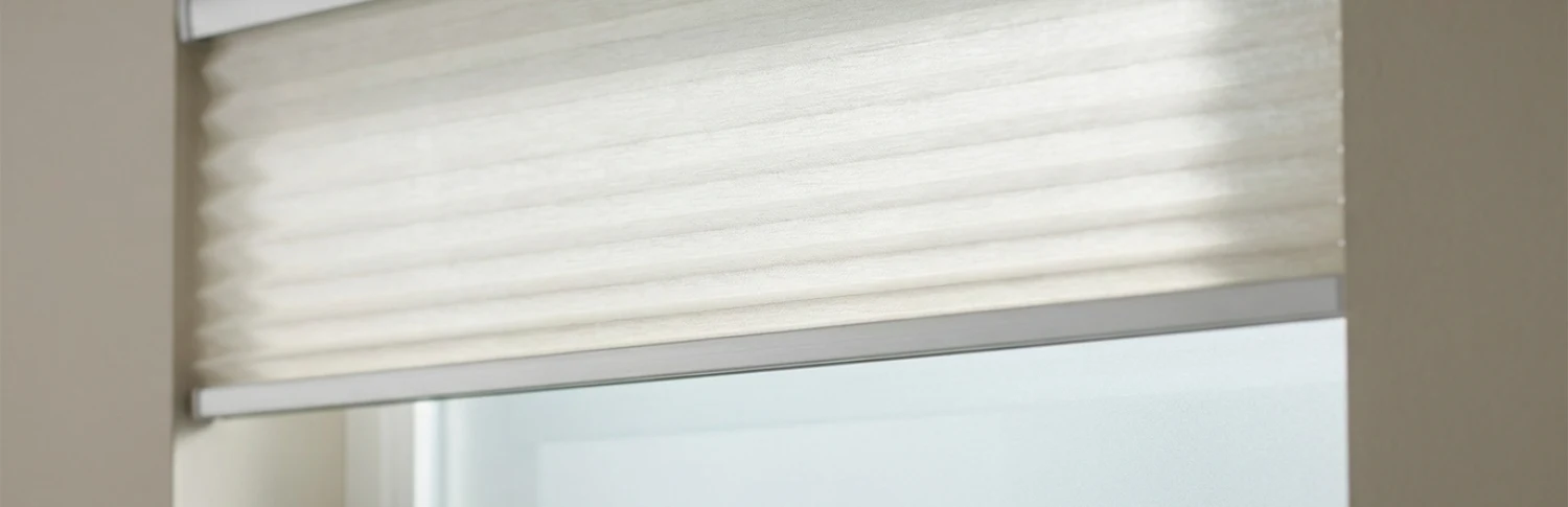 Lichtfilterende raamdecoratie houdt je ruimte helder zonder ongewenste inkijk. Lichtfilterende raamdecoratie houdt je ruimte helder zonder ongewenste inkijk.