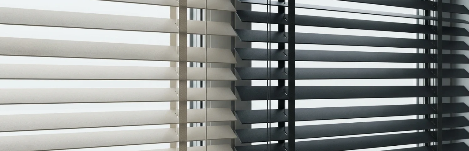 Hoe laat je jaloezieen aansluiten op zwarte kozijnen en stalen deuren?