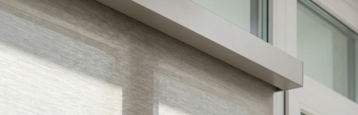 Slimme raamdecoratie geeft je meer gemak, privacy en controle over licht in huis. Slimme raamdecoratie geeft je meer gemak, privacy en controle over licht in huis.