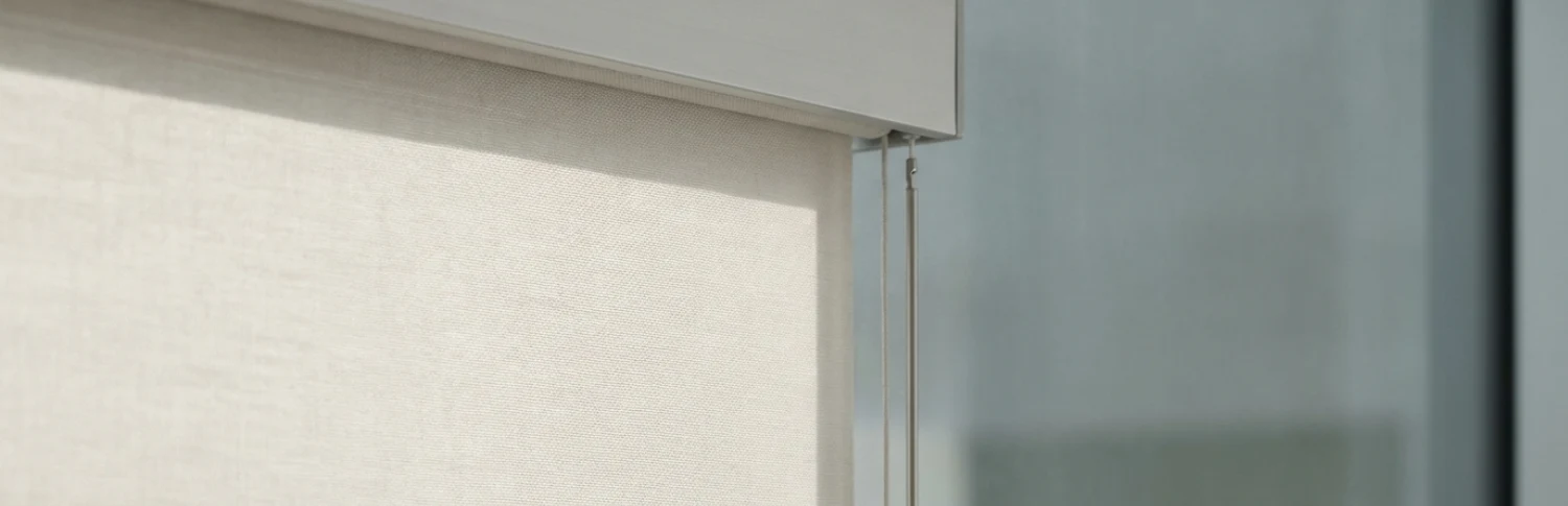 Jaloezieen geven je veel grip op lichtinval, sfeer en zicht naar buiten. Jaloezieen geven je veel grip op lichtinval, sfeer en zicht naar buiten.