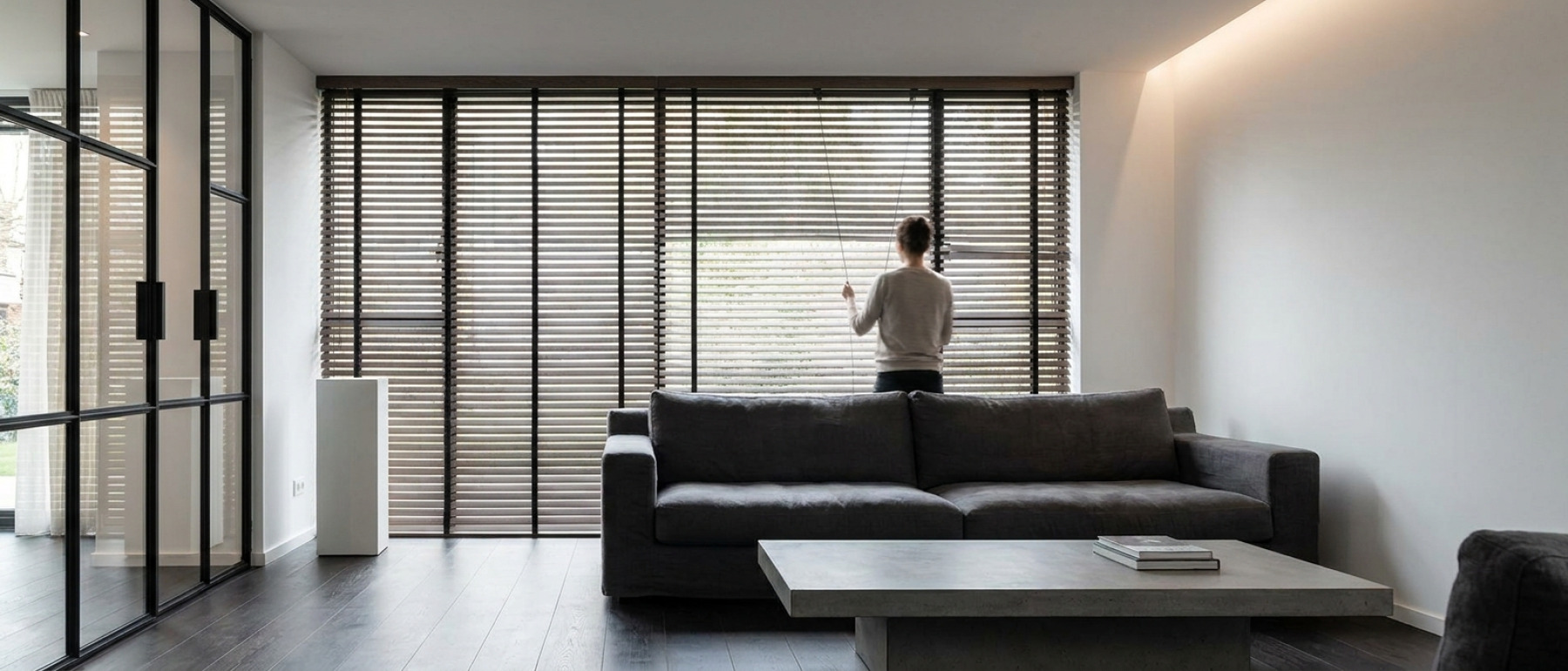 Raamdecoratie Hoe stem je binnen zonwering af op zwarte kozijnen en een strak interieur?